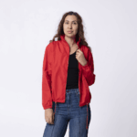 Красная ветровка