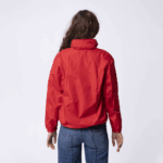 Красная ветровка