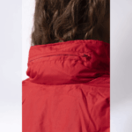 Красная ветровка