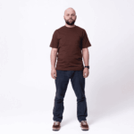 Коричневая футболка