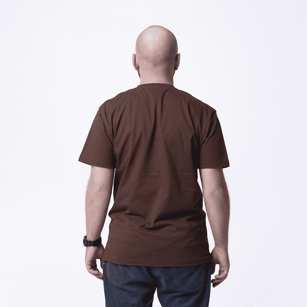 Коричневая футболка