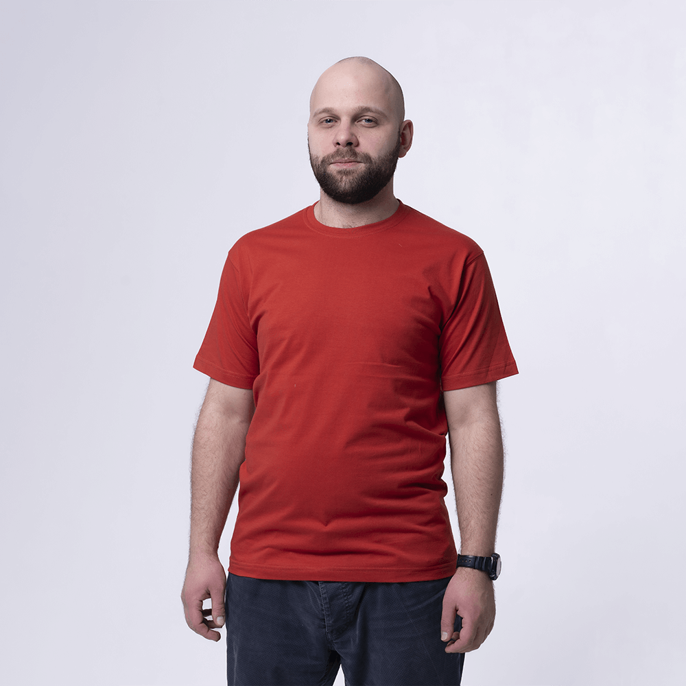 Красная футболка