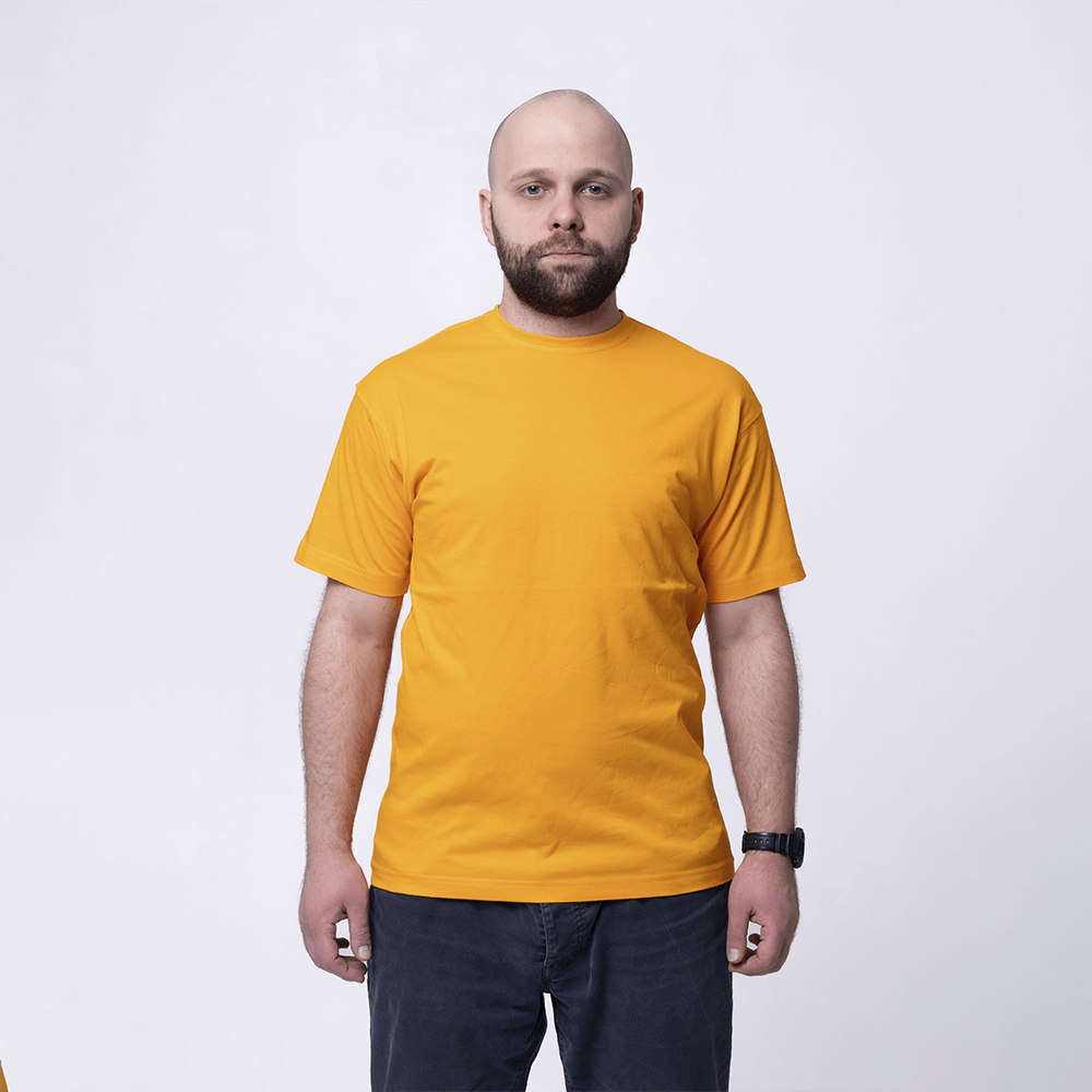 Желтая мужская футболка