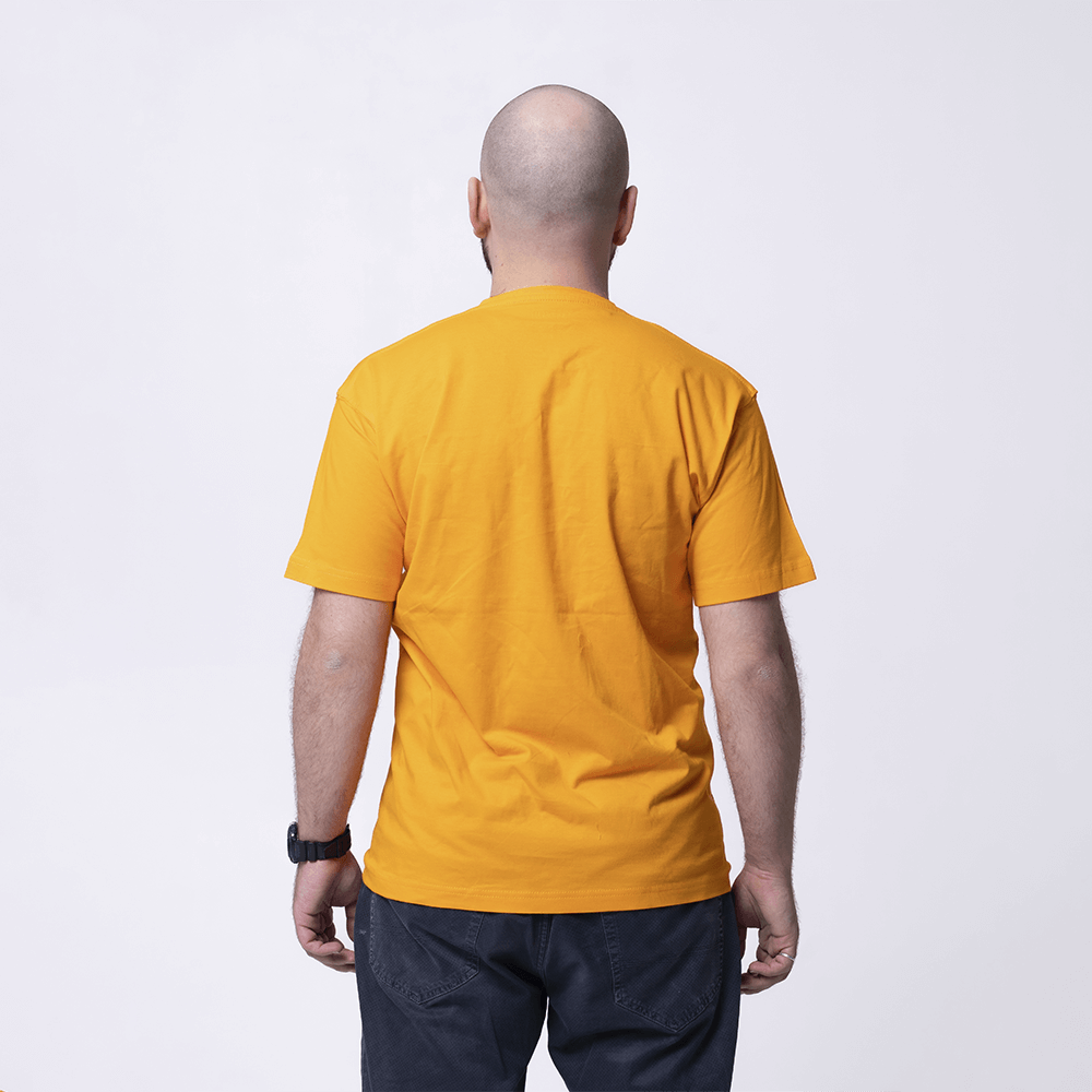 Желтая мужская футболка