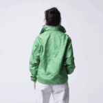 Зеленая ветровка