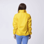 Желтая ветровка